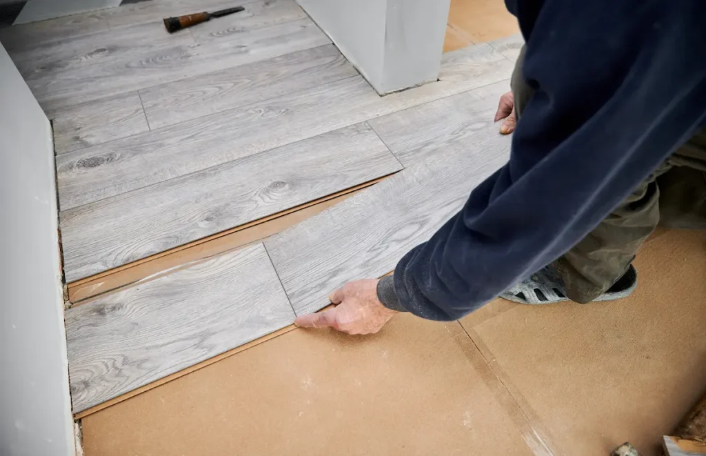worker-installing-laminated-floor